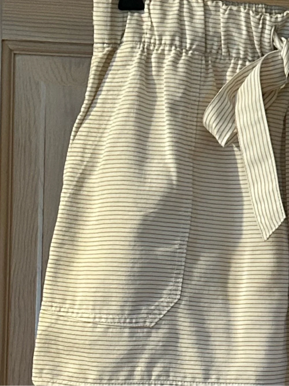 Club Monaco Pinstripe Shorts in Tan and Ivory. Women’s Size 8